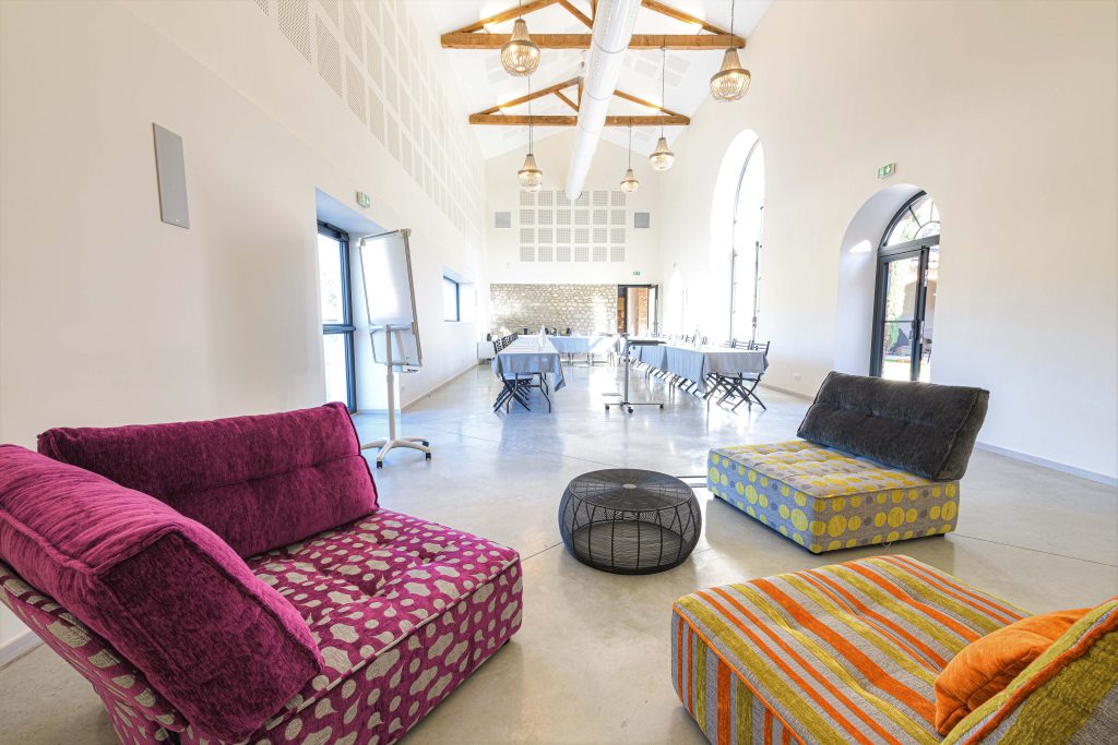 Découvrez la salle de séminaire du Domaine La Monestarié. Proche d'Albi, elle permet de nombreuses configurations pour vos évènements professionnels et invite à une réflexion optimale.