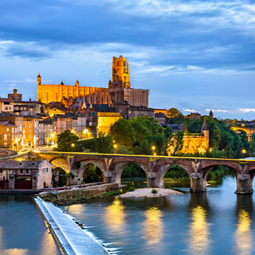 Ville d'Albi, de nuit, à proximité du domaine de la Monestarié.