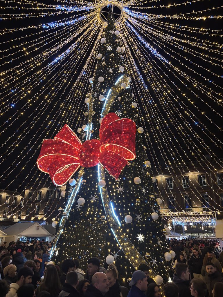 Sapin de Noël illuminé au marché de Noël de Toulouse, Place du Capitole